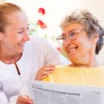 24h Pflegekraft zu Hause mit Seniorin